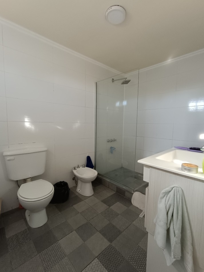 Casa de 4 habitaciones, 3 baños, patio con pileta y garage doble con fogon