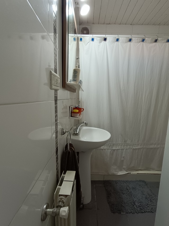 Casa de 4 habitaciones, 3 baños, patio con pileta y garage doble con fogon