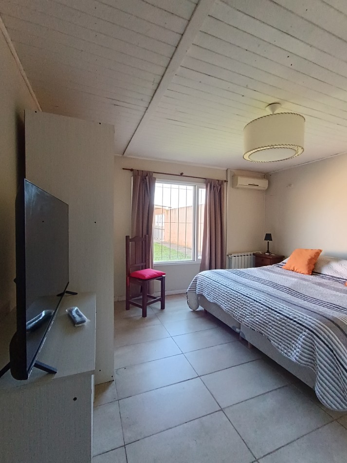 Casa de 4 habitaciones, 3 baños, patio con pileta y garage doble con fogon