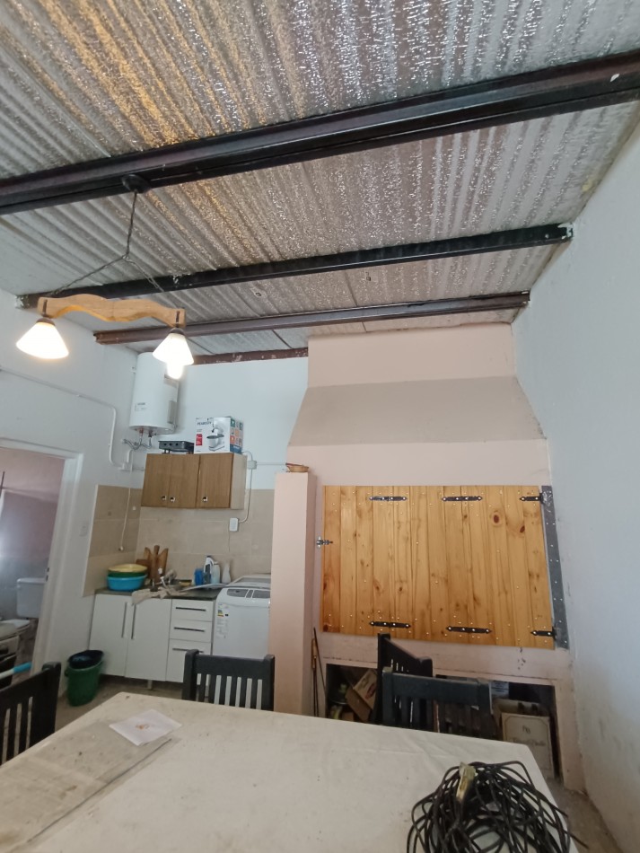 Casa de 4 habitaciones, 3 baños, patio con pileta y garage doble con fogon