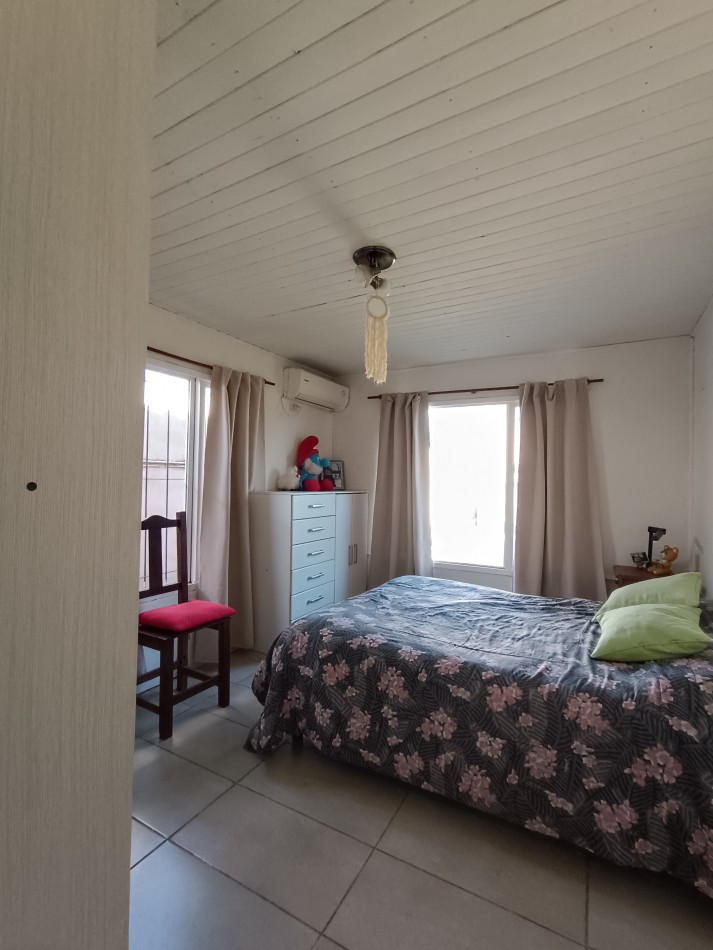 Casa de 4 habitaciones, 3 baños, patio con pileta y garage doble con fogon