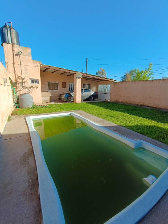 Casa de 4 habitaciones, 3 baños, patio con pileta y garage doble con fogon