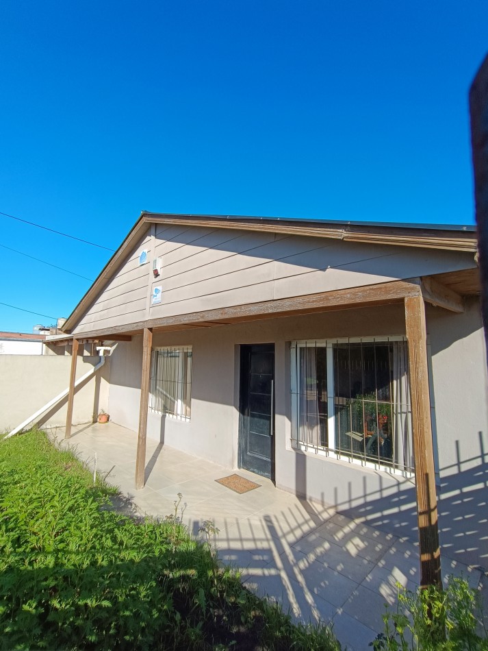 Casa de 4 habitaciones, 3 baños, patio con pileta y garage doble con fogon