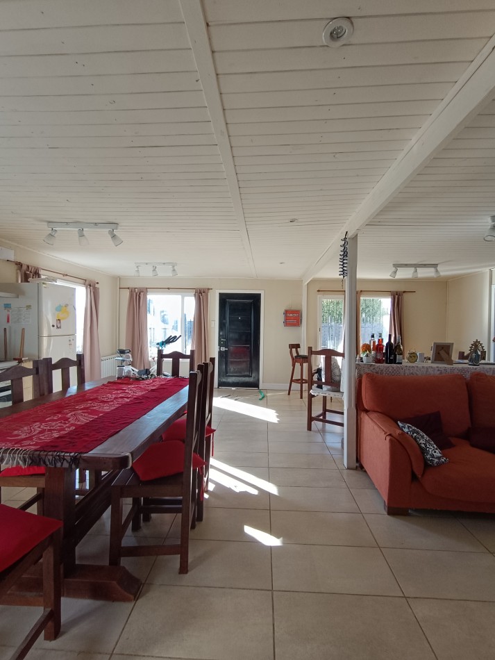 Casa de 4 habitaciones, 3 baños, patio con pileta y garage doble con fogon