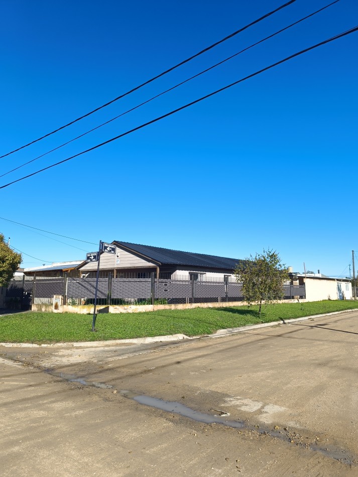 Casa de 4 habitaciones, 3 baños, patio con pileta y garage doble con fogon