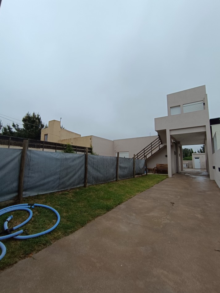 Casa en Claromeco, con piscina y ambientes amplios