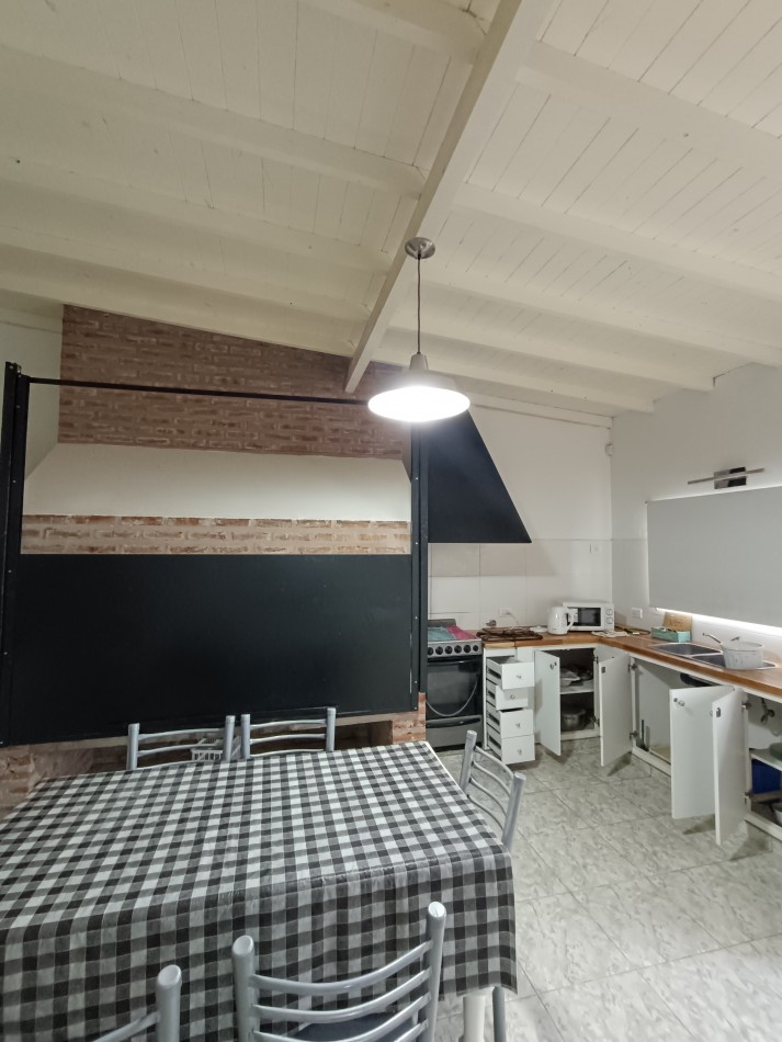 Casa en Claromeco, con piscina y ambientes amplios