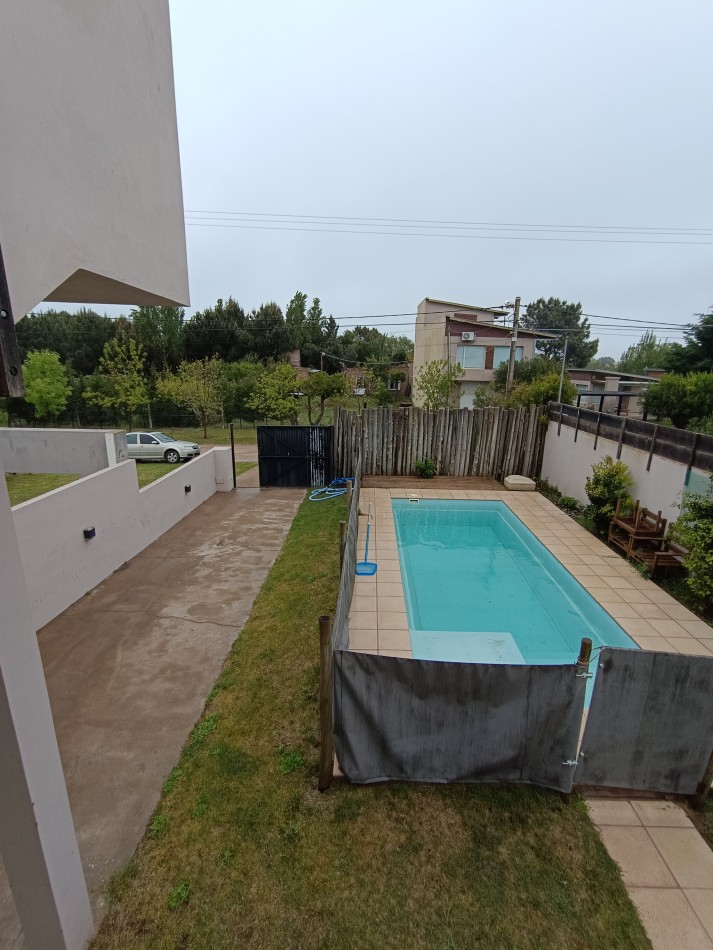 Casa en Claromeco, con piscina y ambientes amplios