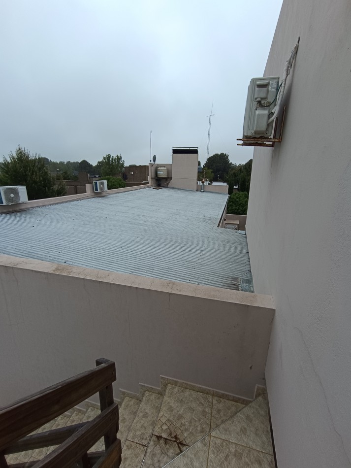 Casa en Claromeco, con piscina y ambientes amplios