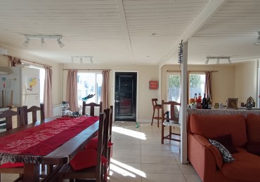 Casa de 4 habitaciones, 2 baños, patio con pileta y garage doble con fogon y baño