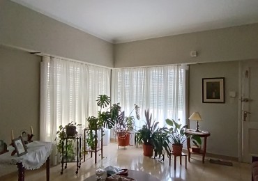 Solida casa en esquina