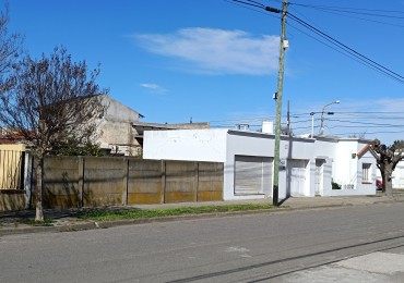 Casa con local y patio